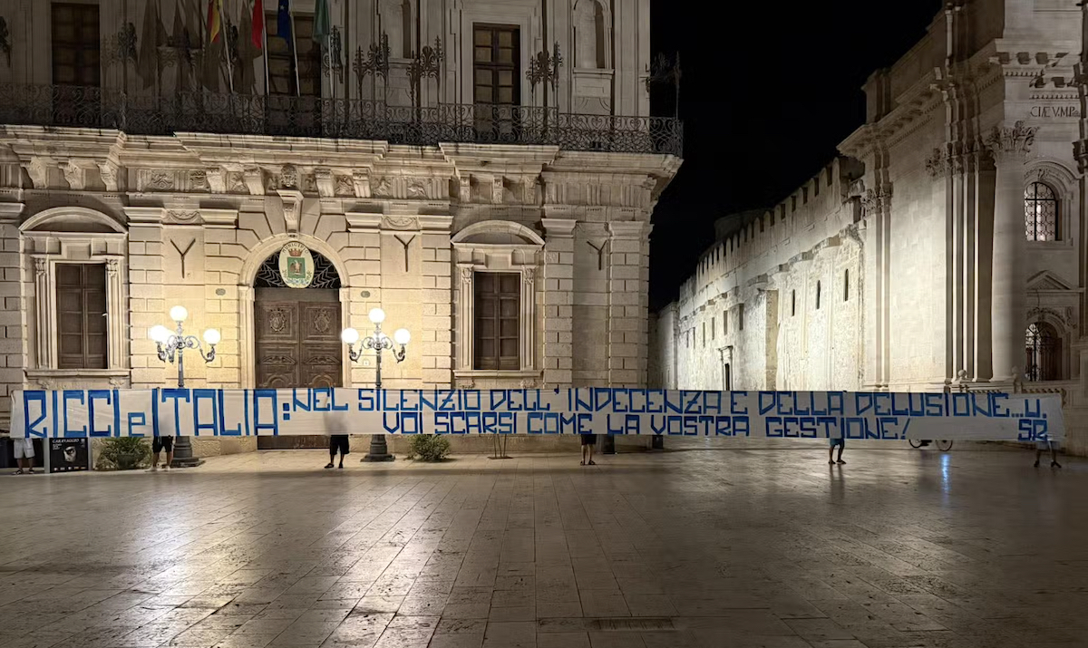 Siracusa. “Scarsi come la vostra gestione”, striscione di protesta ...